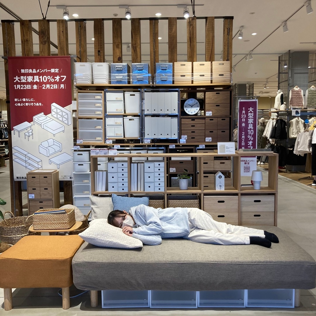 脚付マットレスに寝ている女性