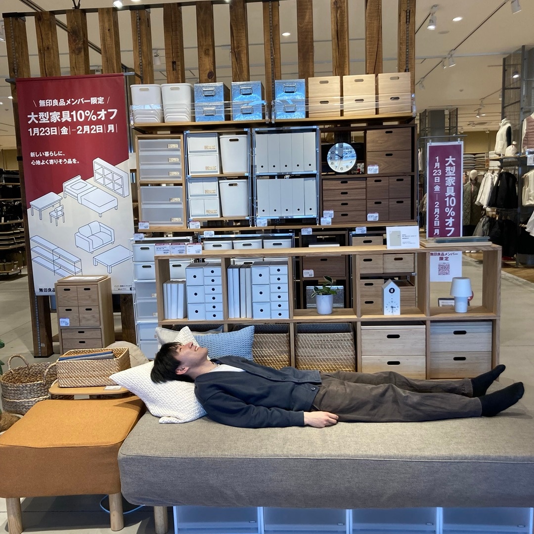 脚付マットレスに寝ている男性