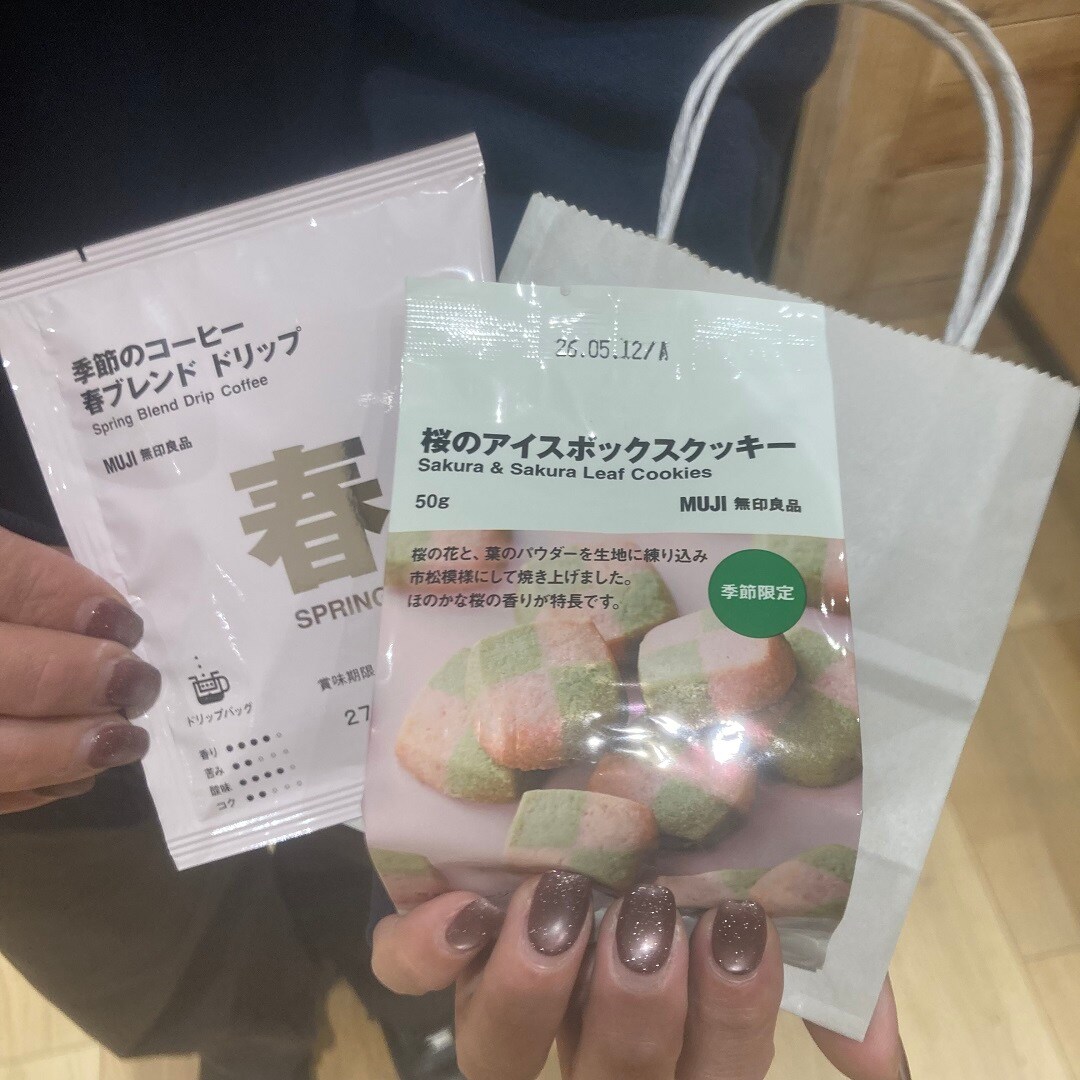 桜のお菓子と小さい紙袋