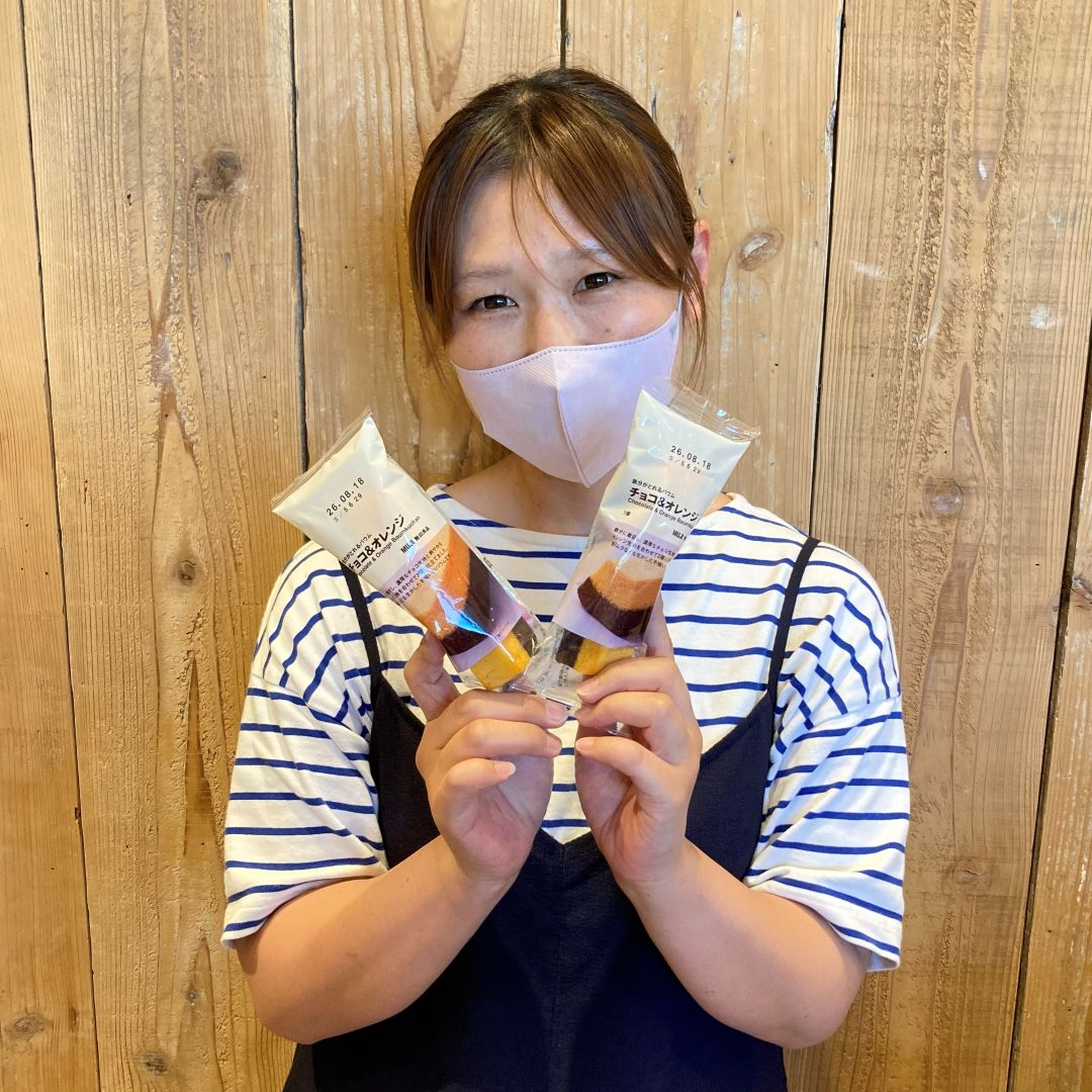 鉄分がとれるバウムを持つ女性