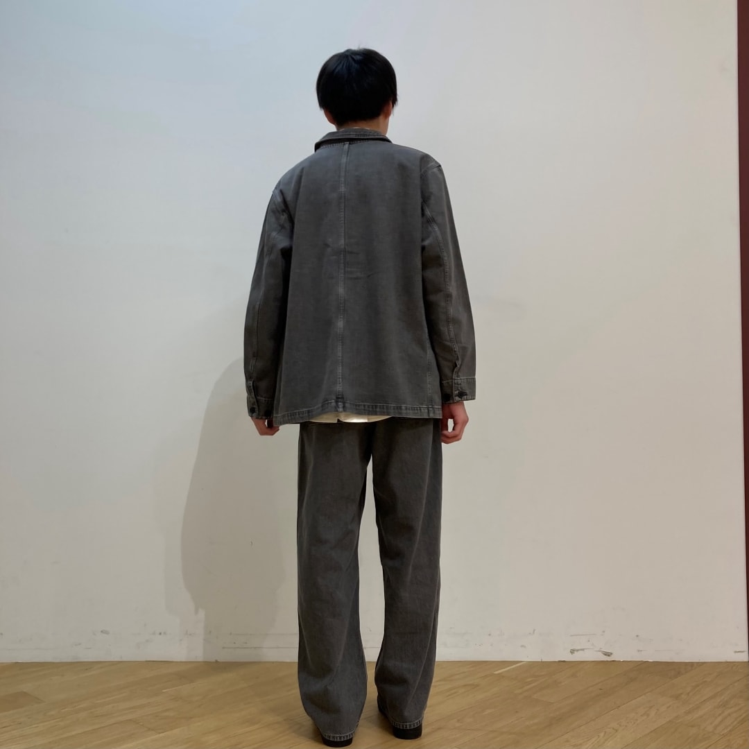 後ろ向きの写真