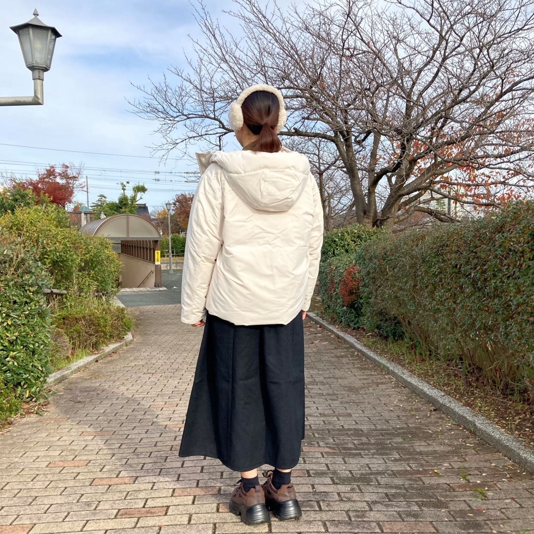 後ろ向きの写真