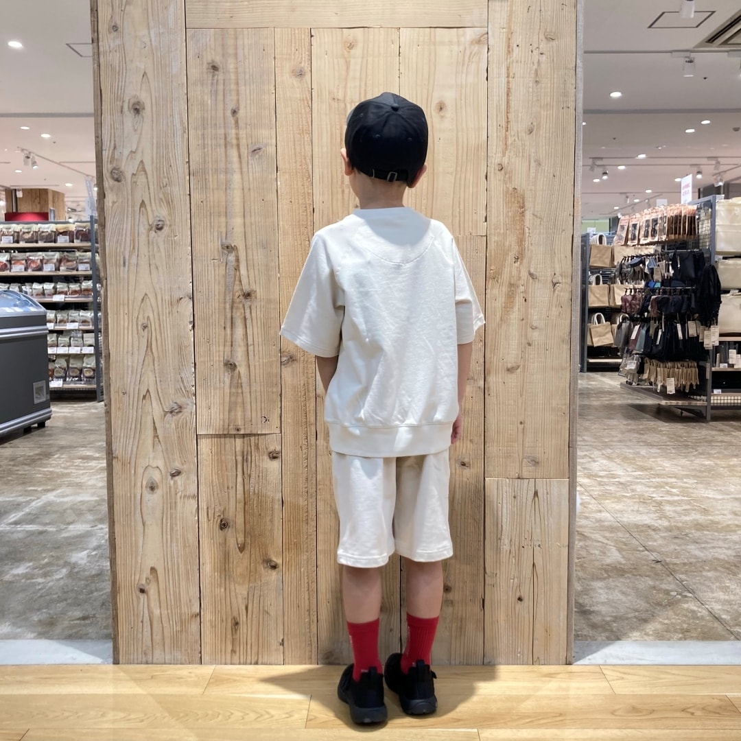 後ろ向きの写真