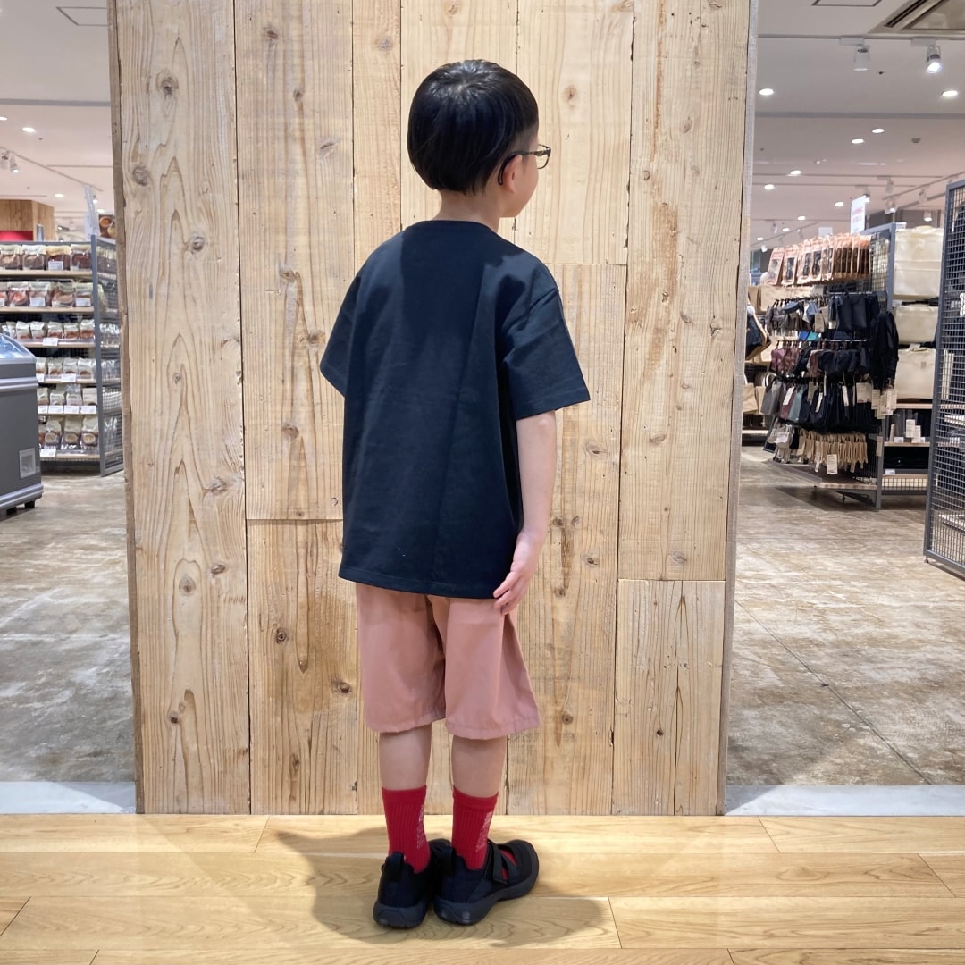 後ろ向きの写真