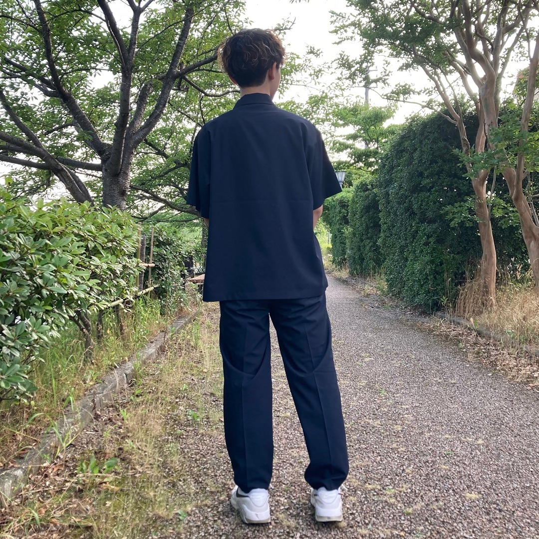 後ろ向きの写真