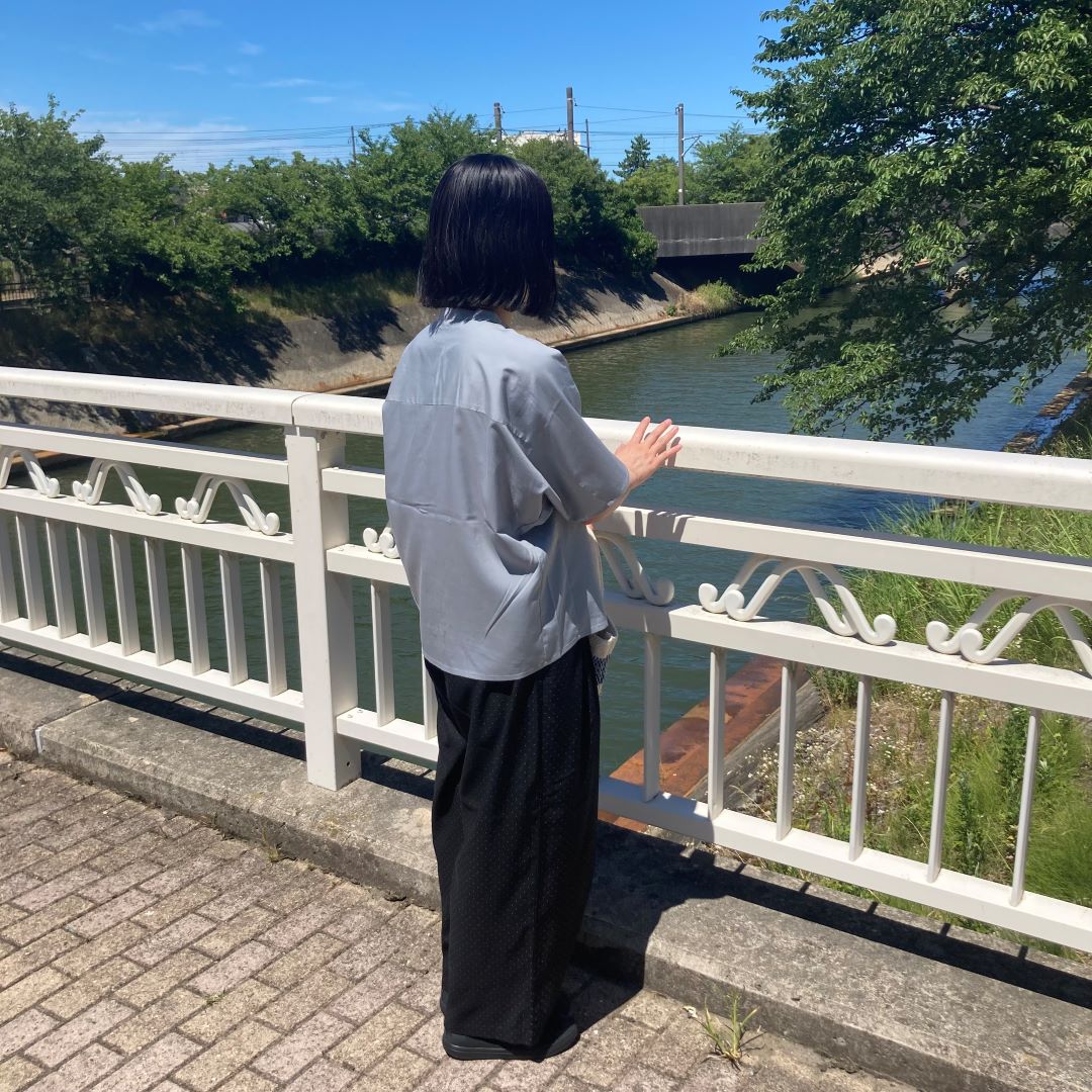 後ろ向きの写真