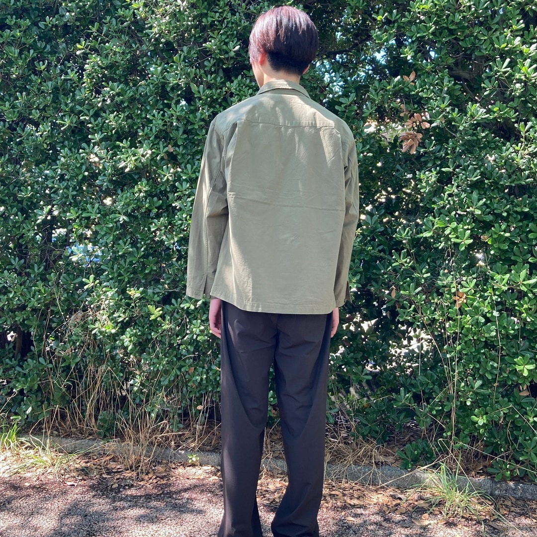 後ろ向きの写真