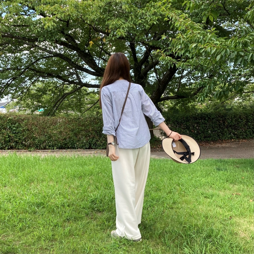 後ろ向きの写真