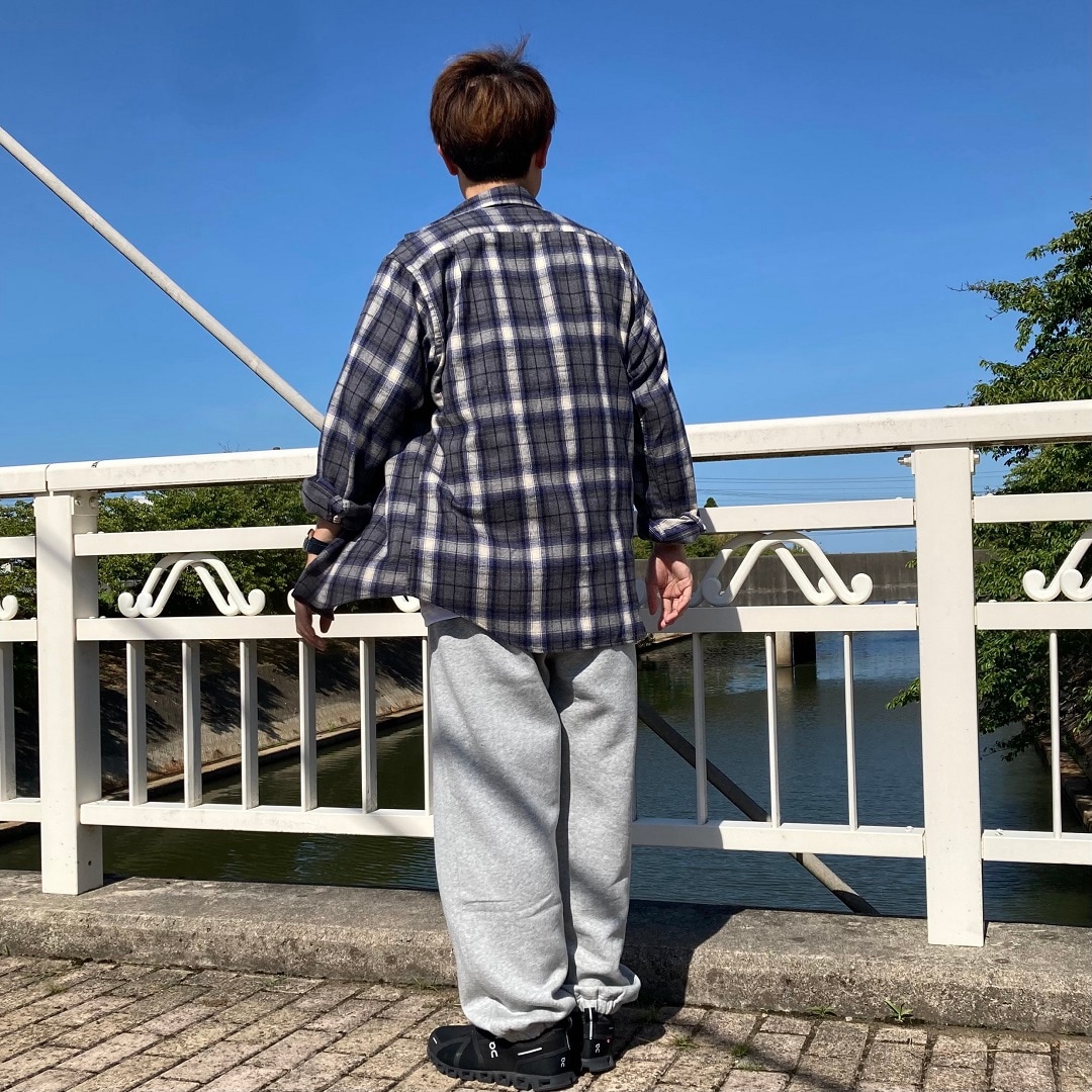 後ろ向きの写真