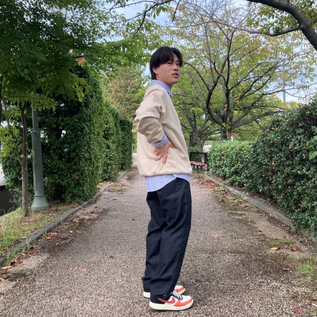 振り返っている写真