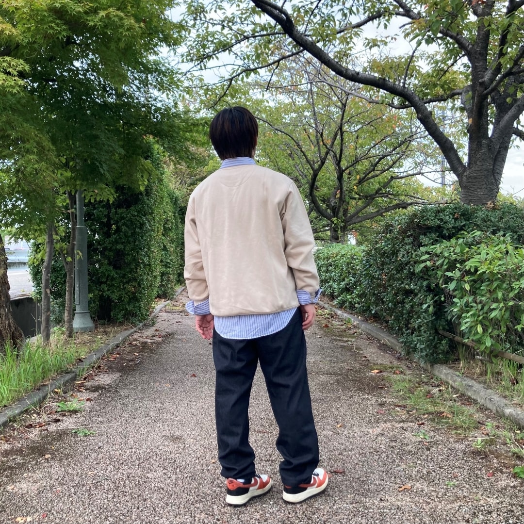 後ろ向きの写真