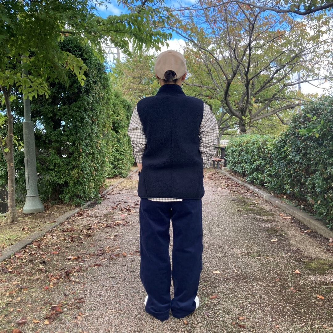 後ろ向きの写真
