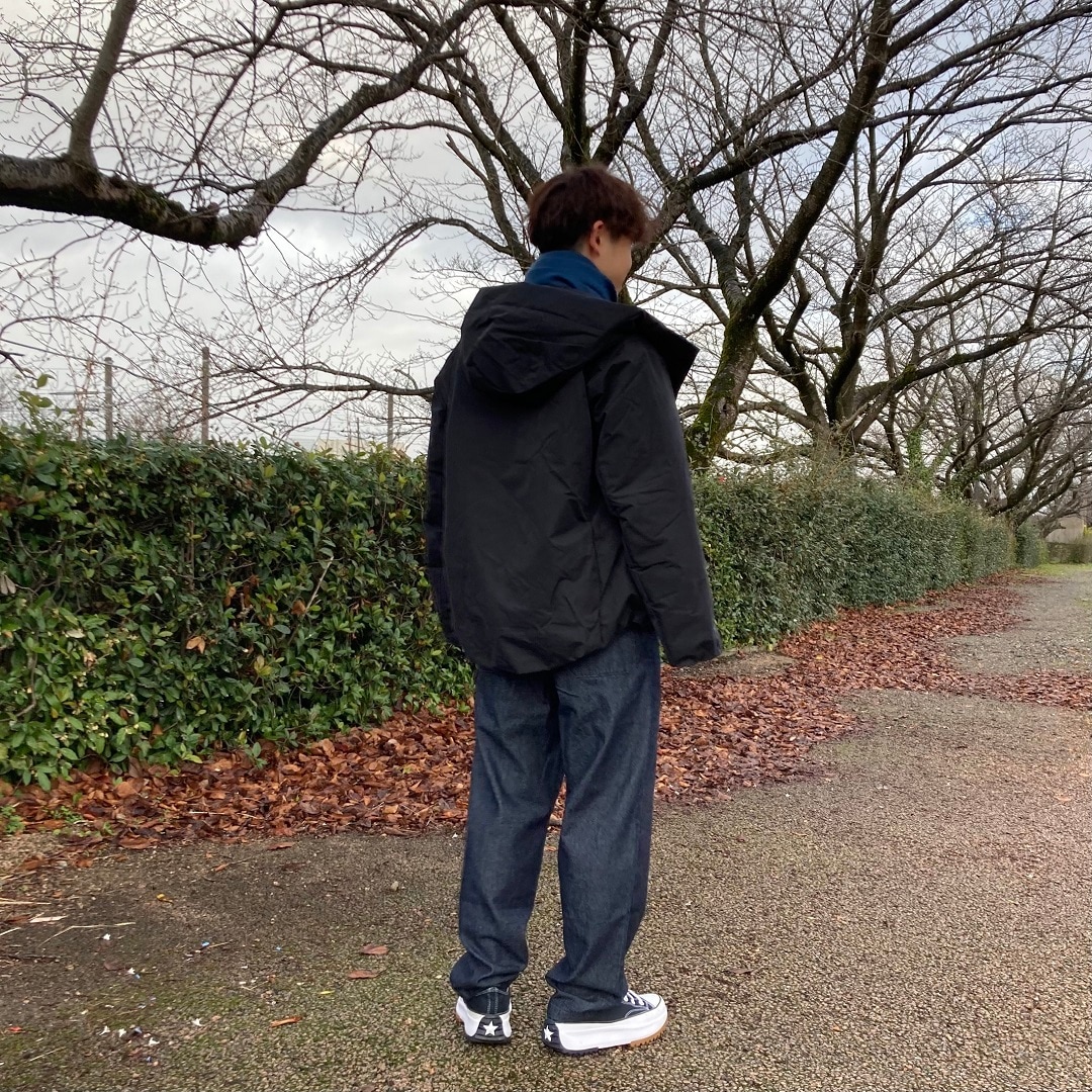 後ろ向きの写真