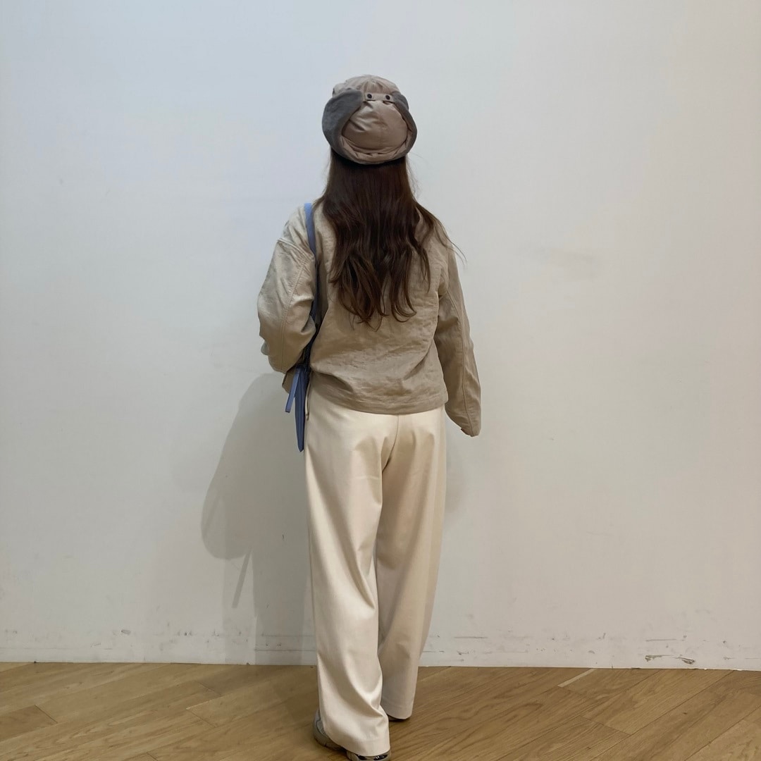 後ろ向きの写真