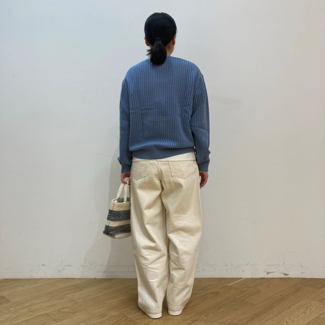 後ろ向きの写真