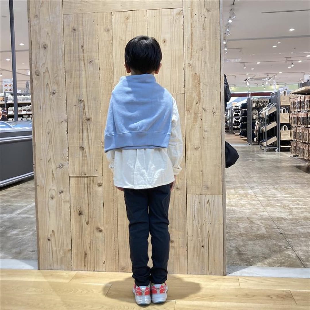 後ろ向きの写真