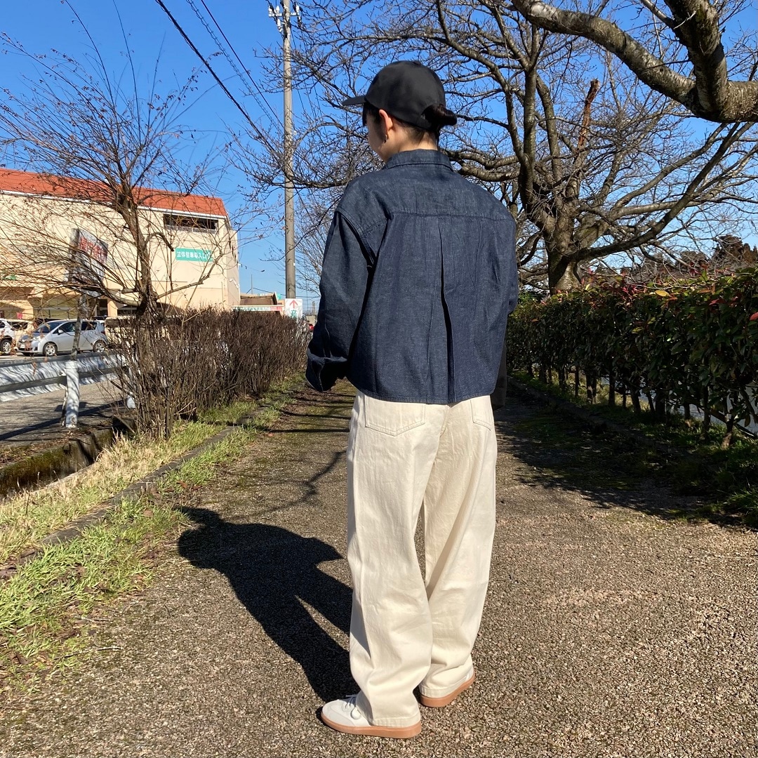 後ろ向きの写真