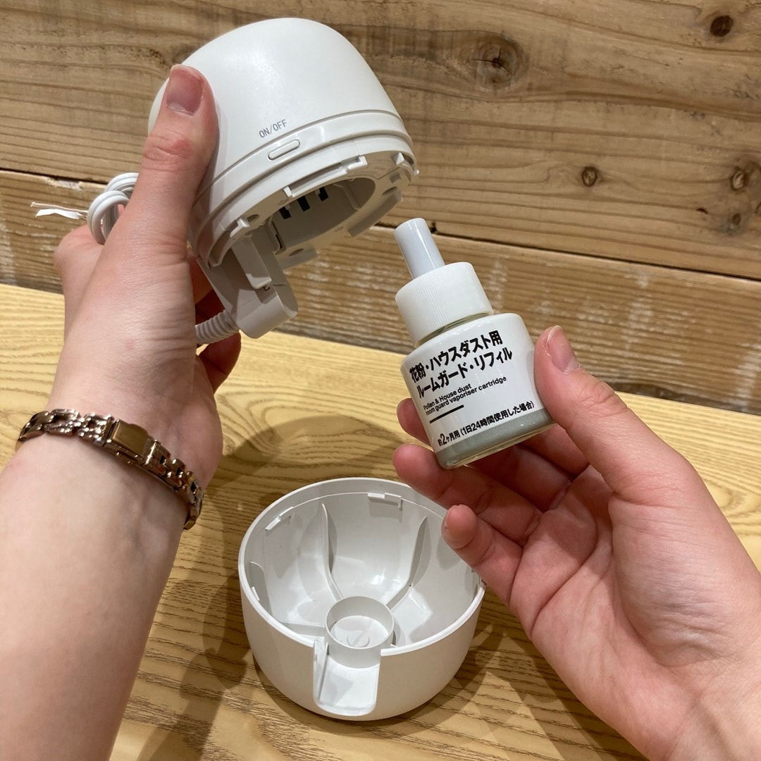 ルームガードに花粉・ハウスダスト用リフィル入れる写真