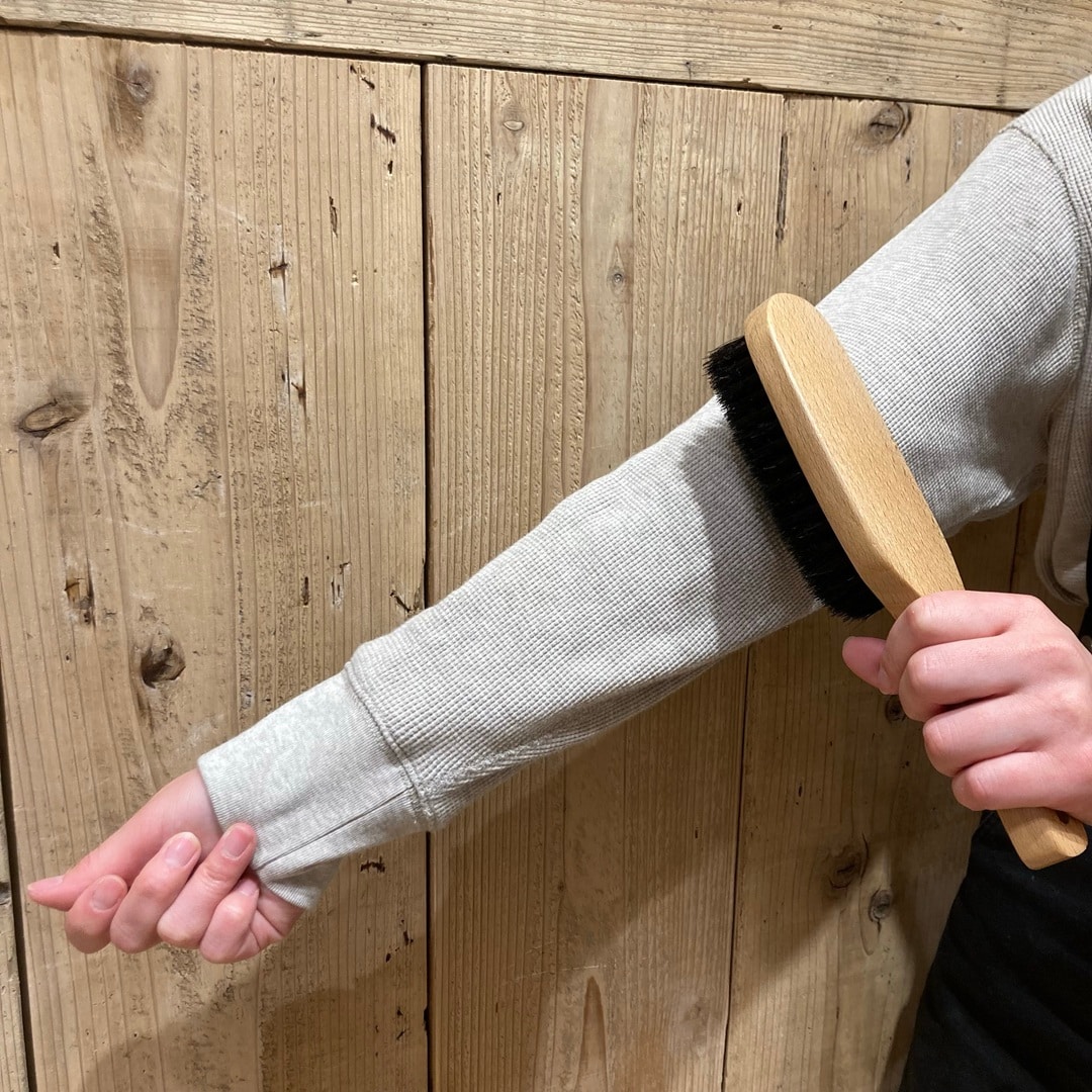 洋服ブラシで花粉をとる写真