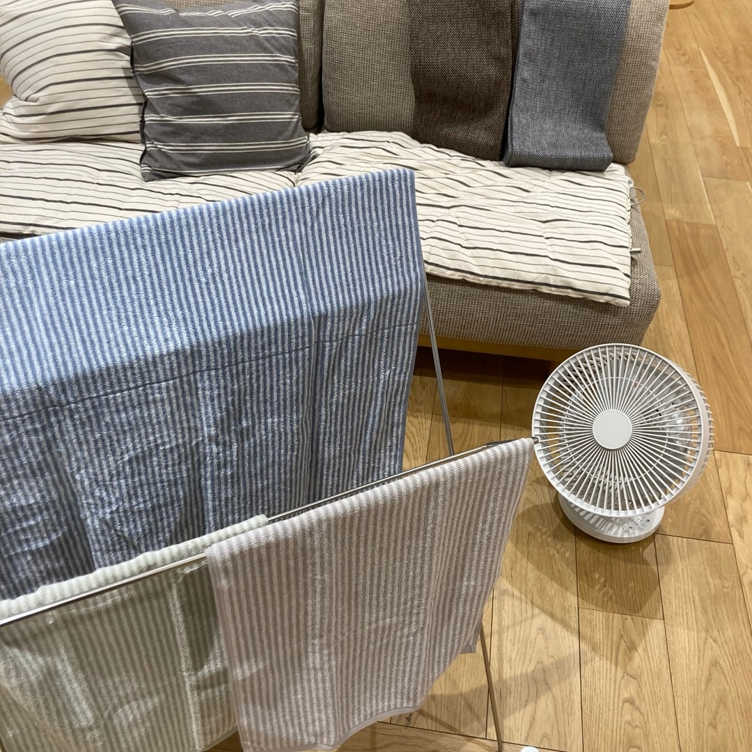 サーキュレーターで洗濯物を乾かす写真
