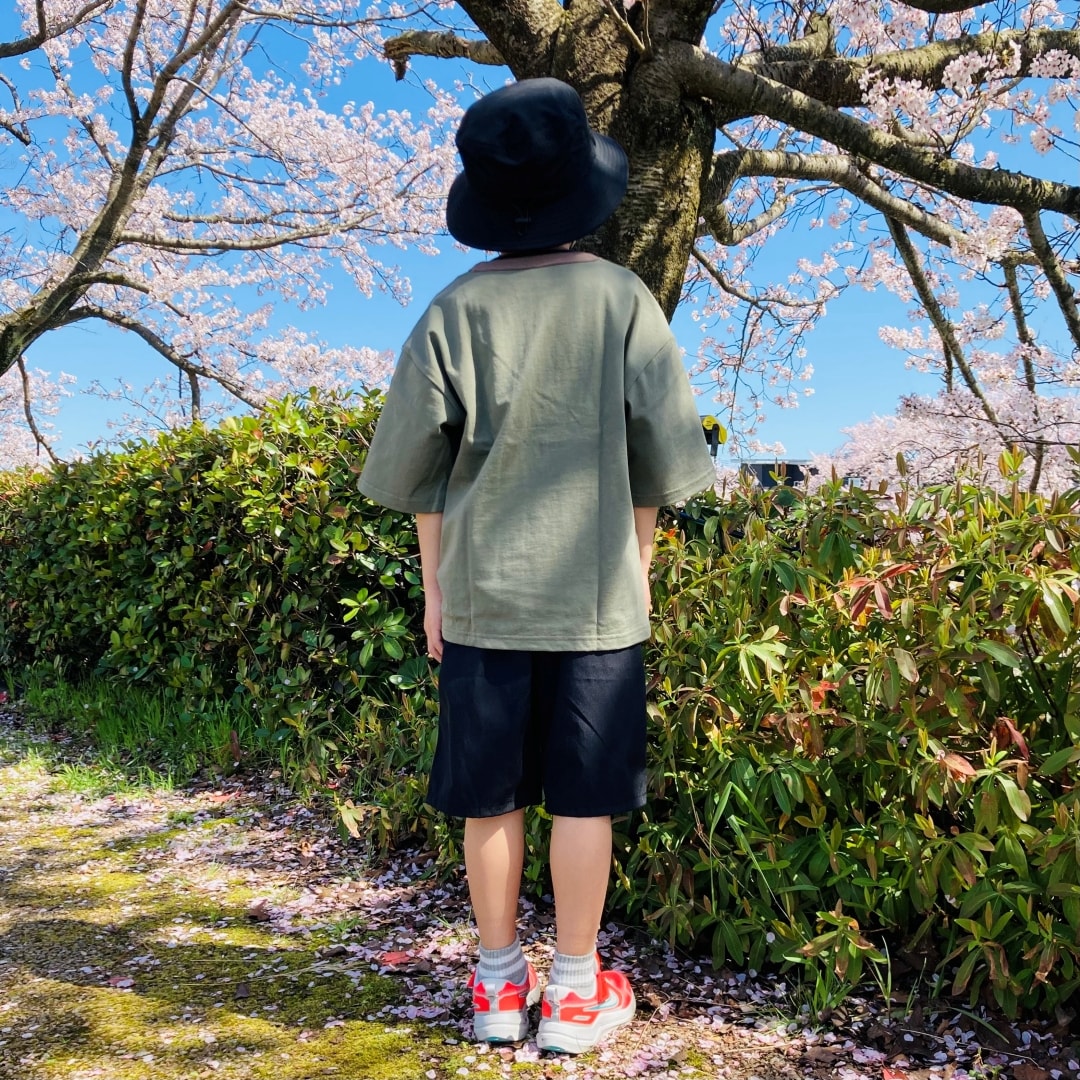 後ろ向きの写真