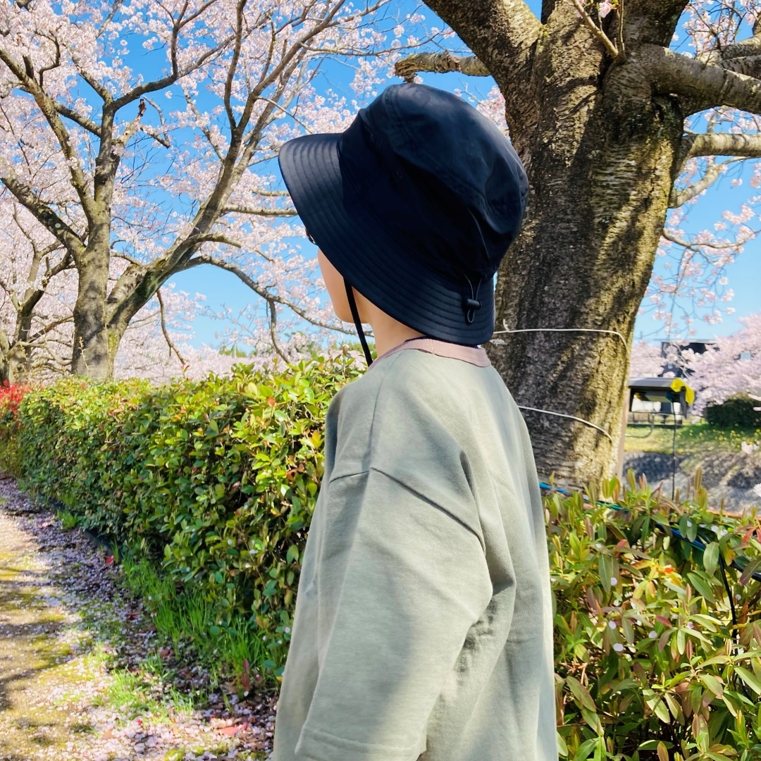 左向き上半身の写真