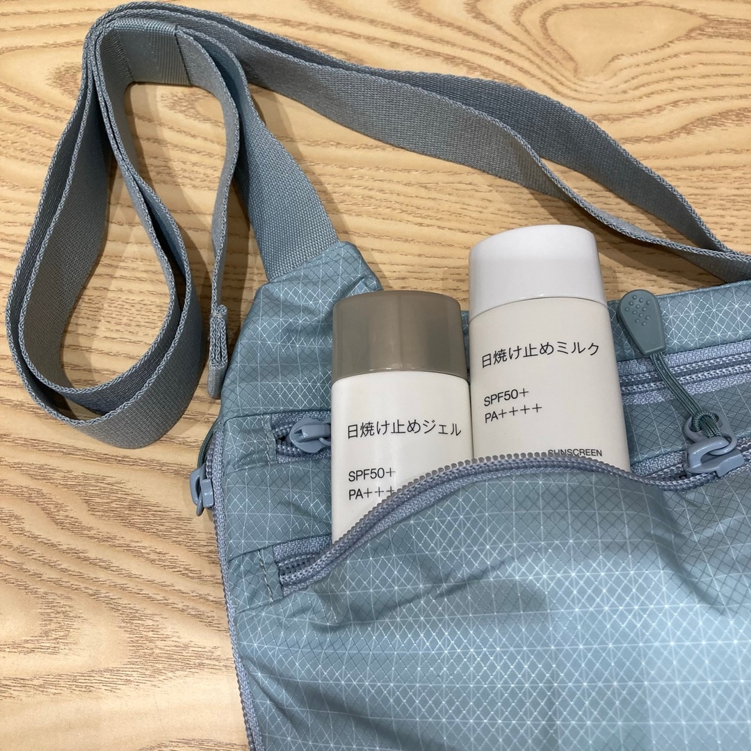 日焼け止め携帯用をバックに入れた写真