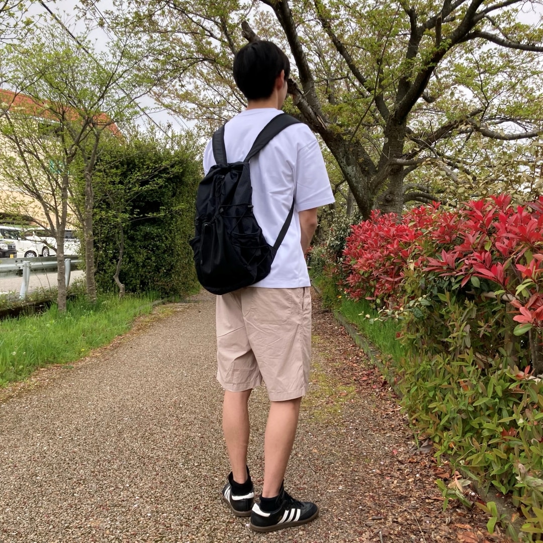 後ろ向きの写真