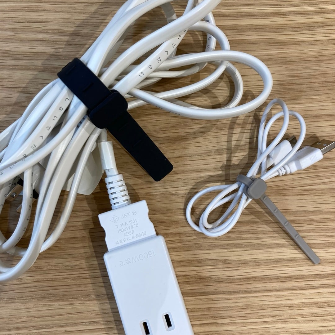 配線コードや充電ケーブルに識別バンドを付けた写真