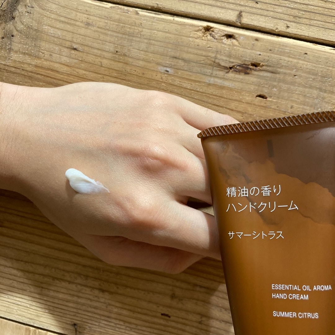 精油の香り　ハンドクリーム　サマーシトラスを手に付けている写真