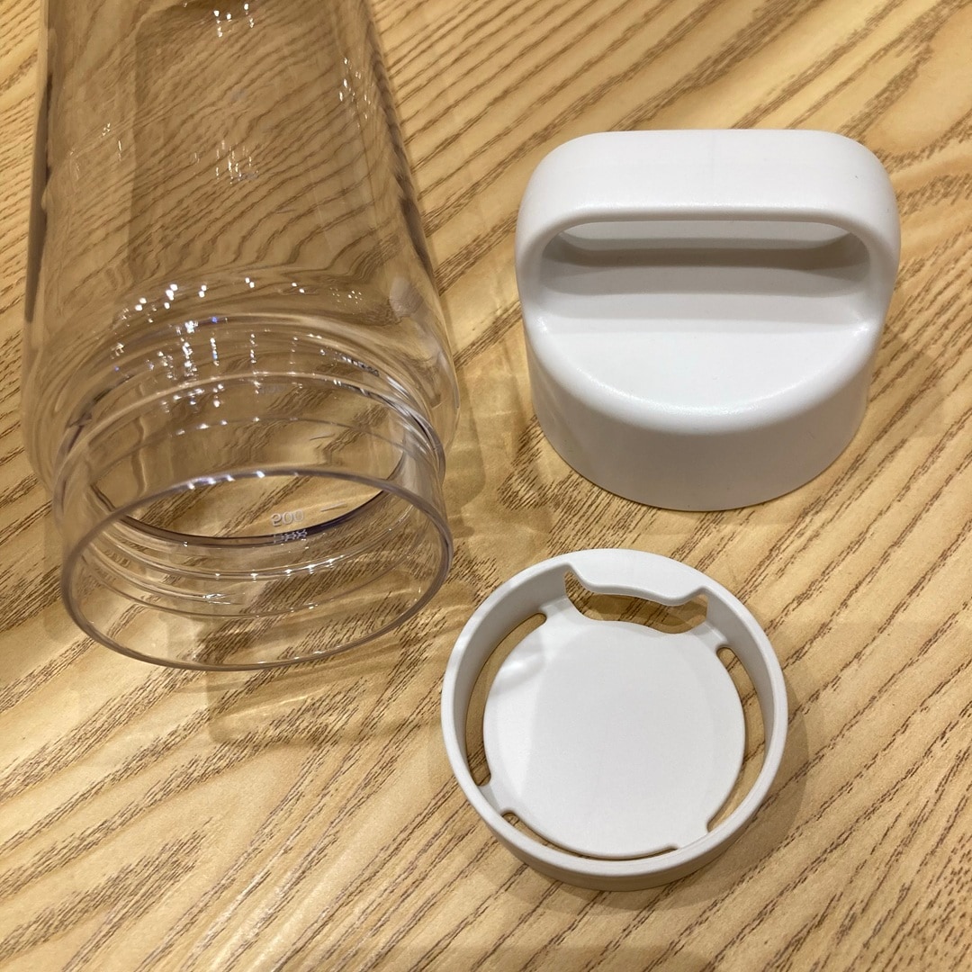 目盛り付きドリンクボトルの蓋を外した写真