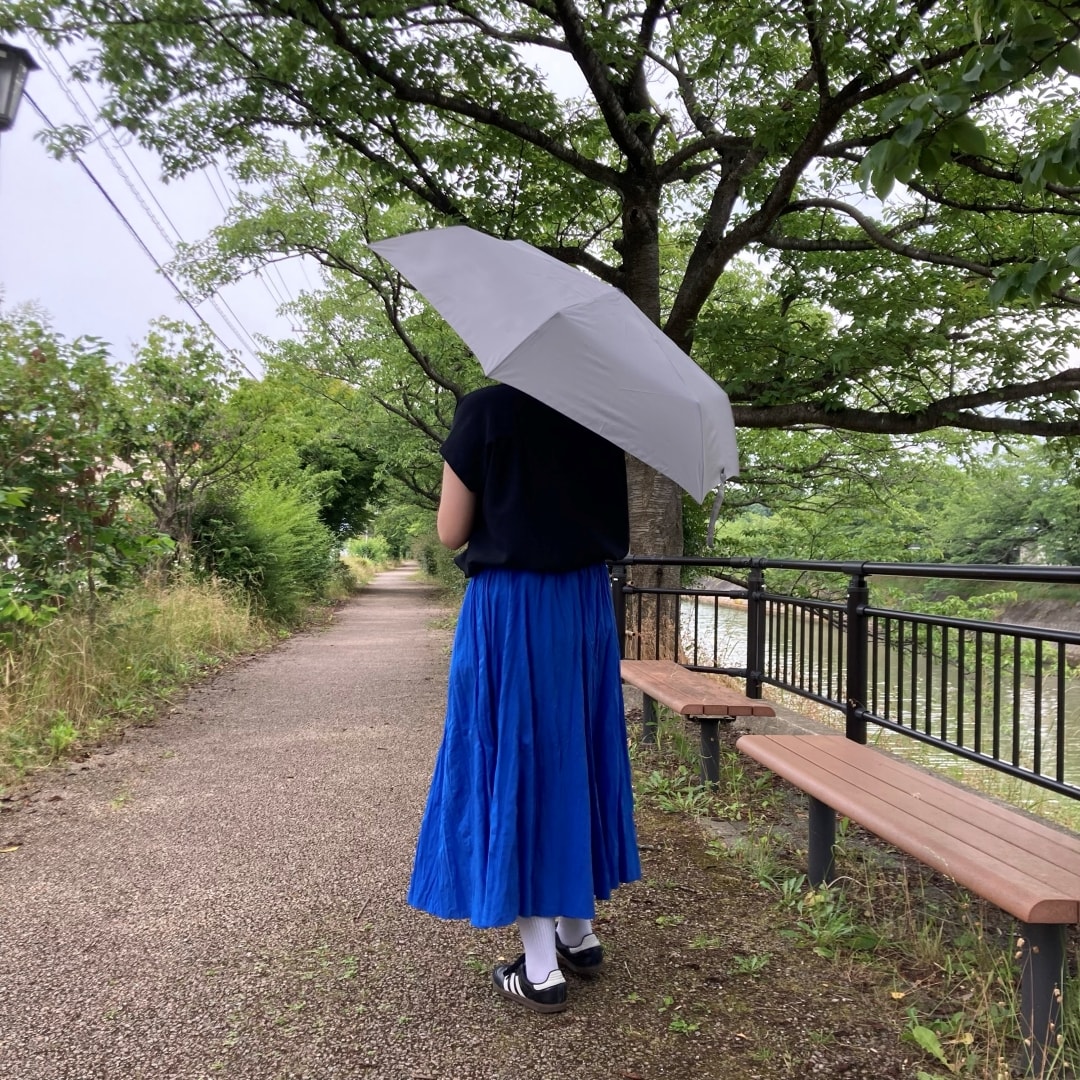 後ろ向きの写真