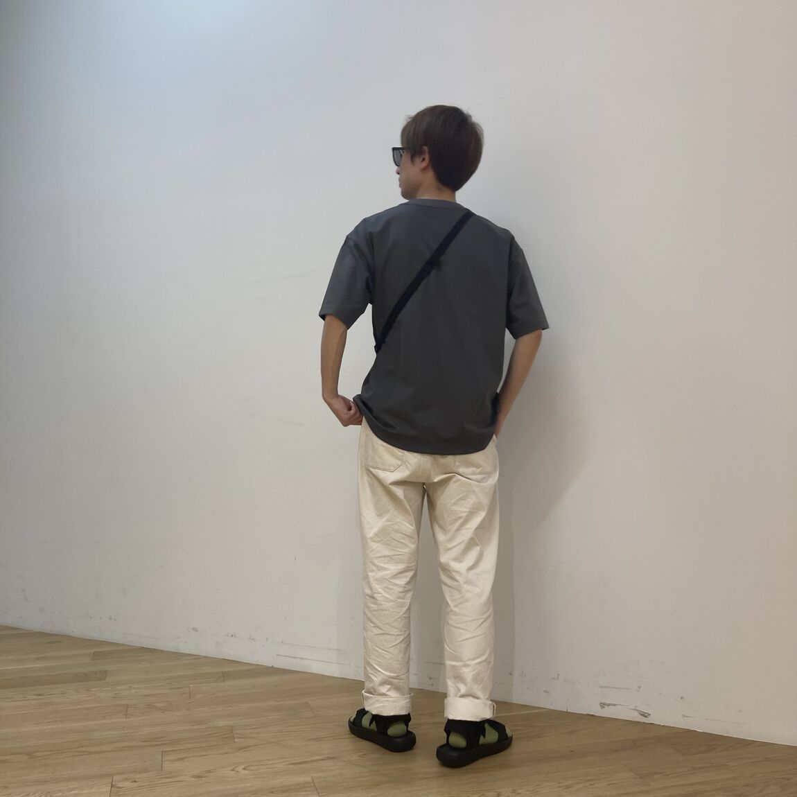 後ろ向きの写真