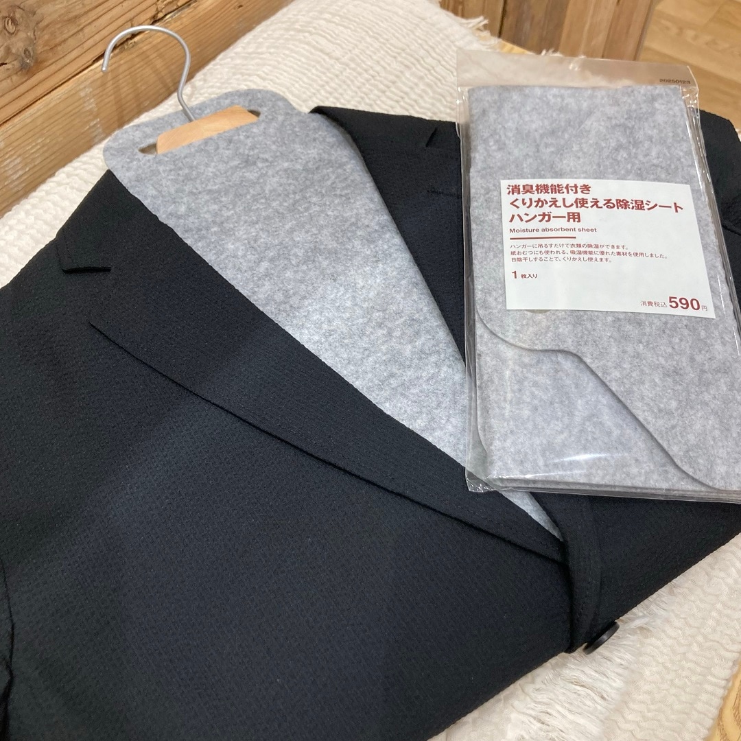 消臭機能付きくり返し使える除湿シートハンガー用　服を畳んでる画像