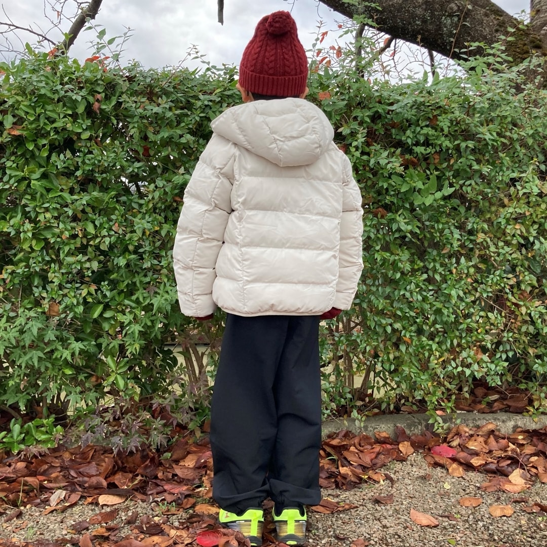 後ろ向きの写真