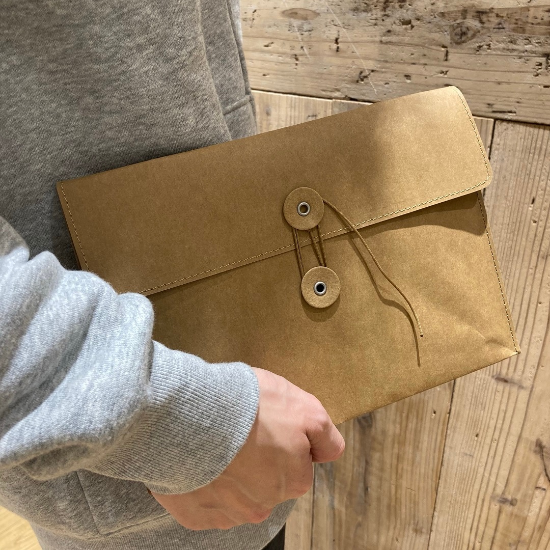 書類ケースを持っている写真