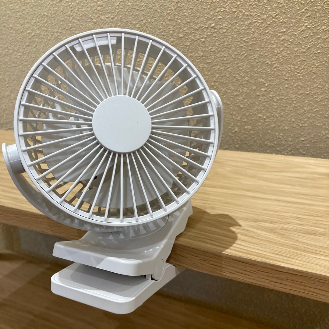 クリップで挟んで使用しているファンの写真