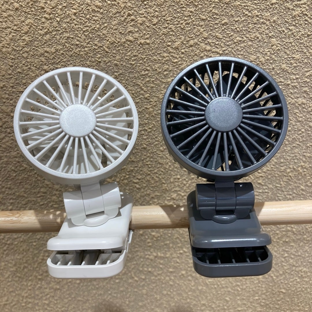 挟んで使用しているクリップファンミニの写真