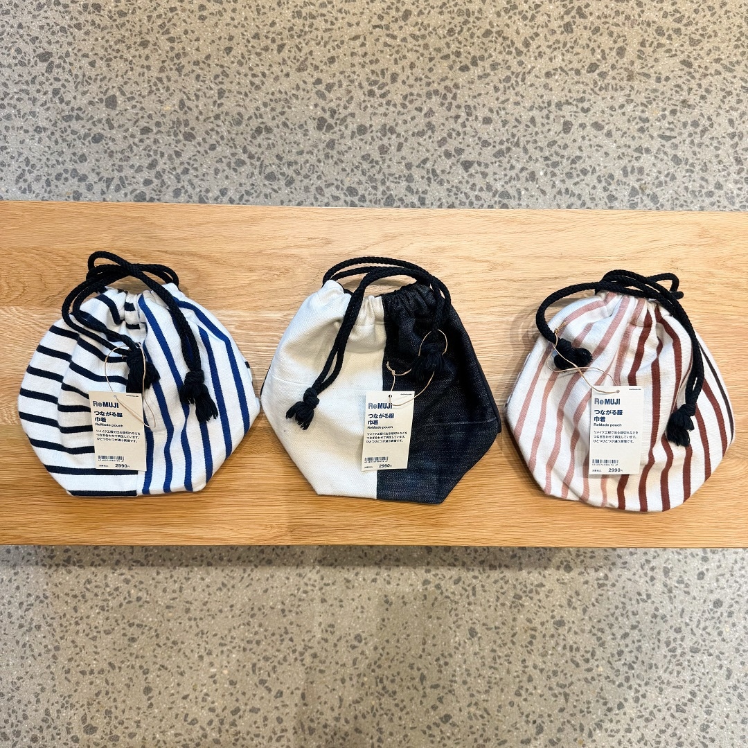 回収した服を繋ぎ合わせた、つながる巾着