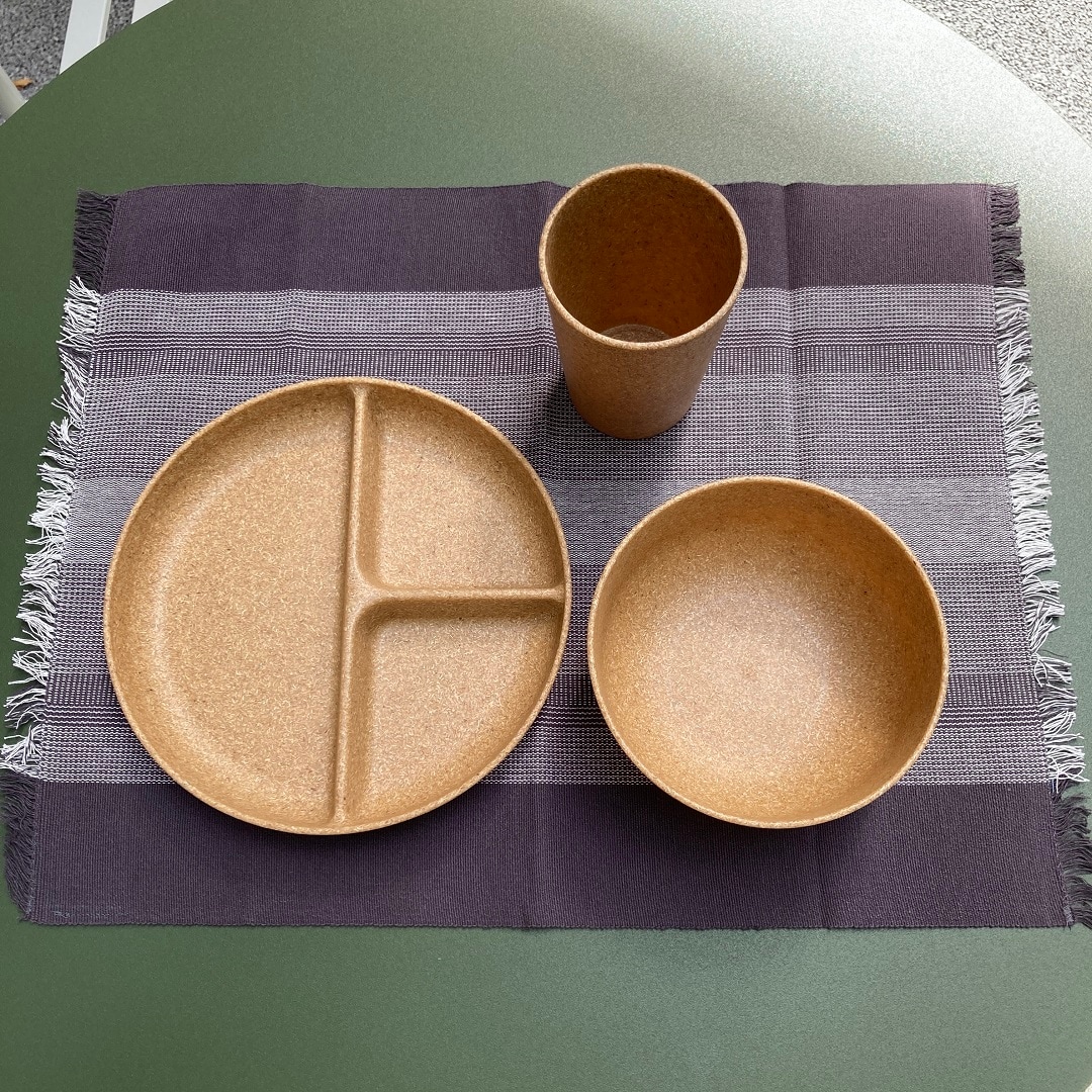ヤシの端材を使った食器