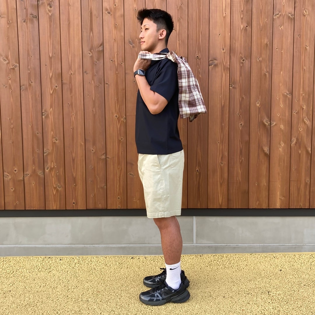 左をみた男性