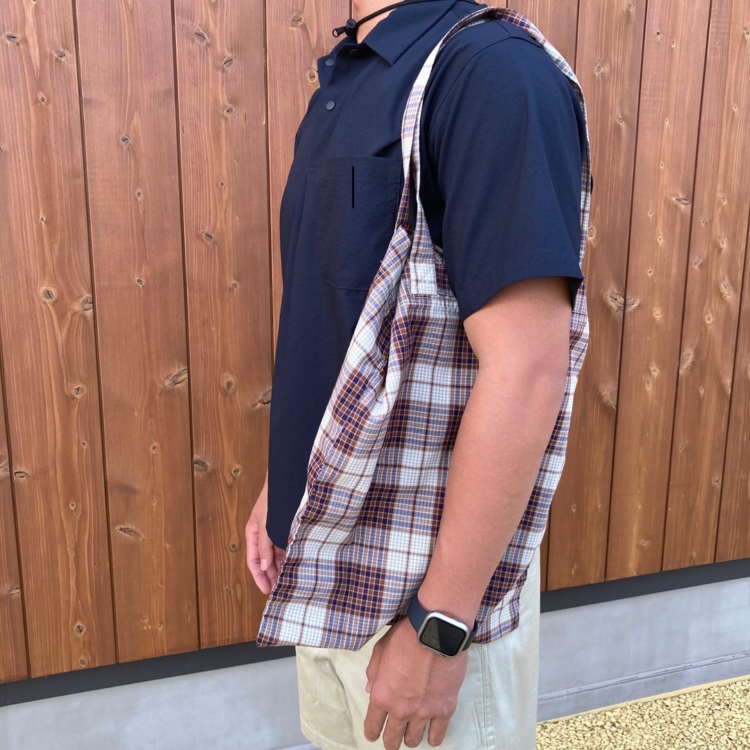 トートバッグを持った男性