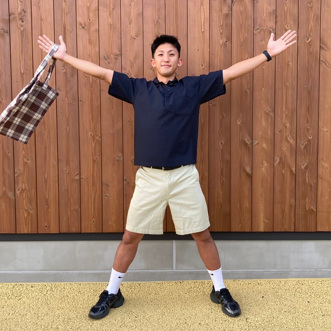 両手を広げた男性