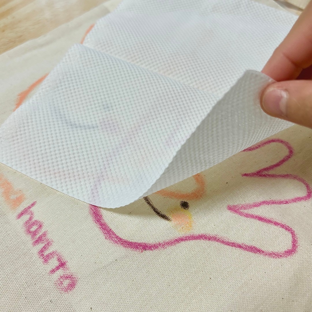 「布描きクレヨン」で描いた絵の上にキッチンペーパーをしくイメージ画像