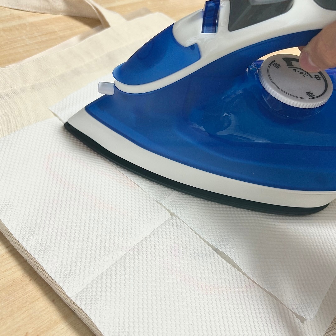 「布描きクレヨン」で描いた絵をアイロンで定着させるイメージ画像