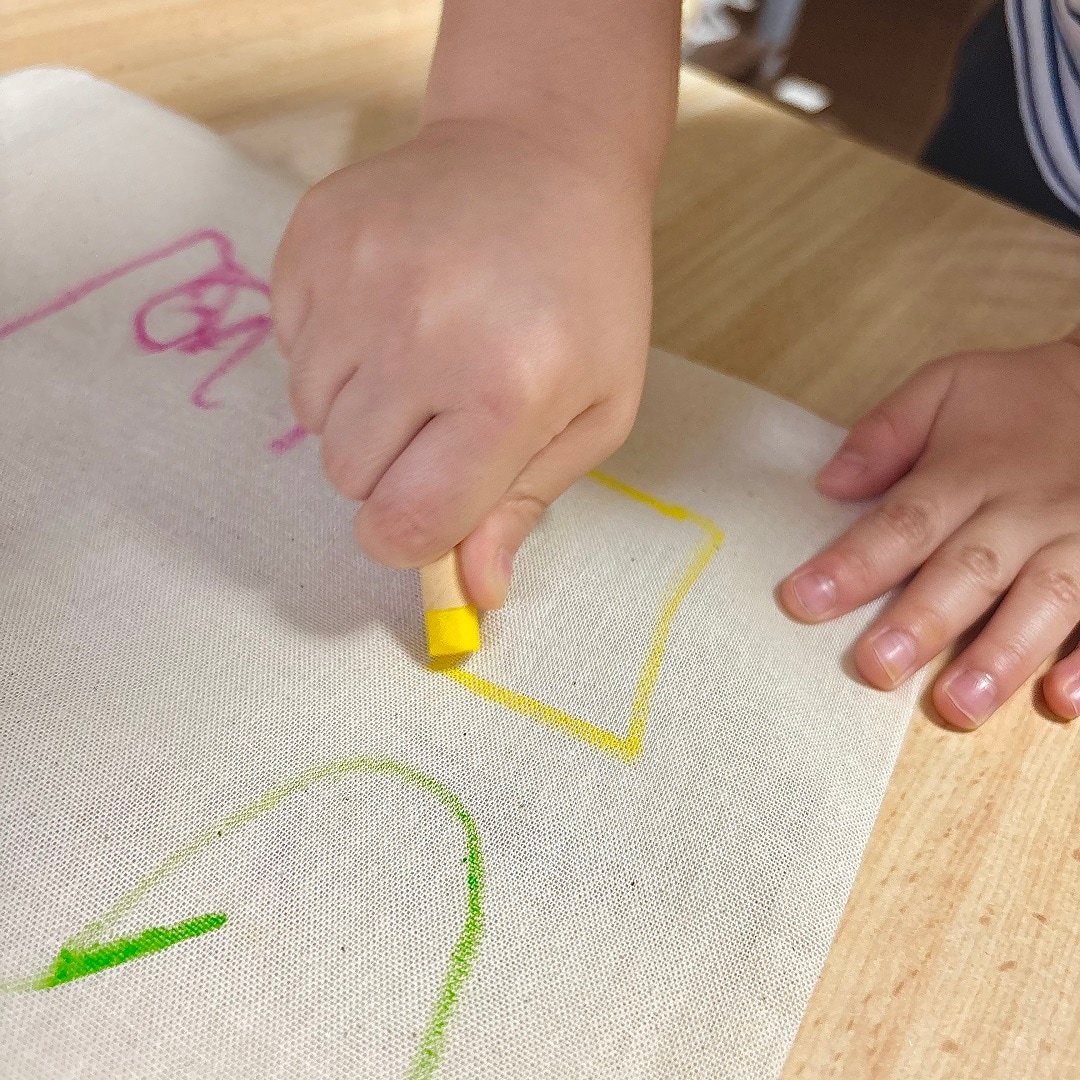 「布描きクレヨン」で子どもが絵を描くイメージ画像