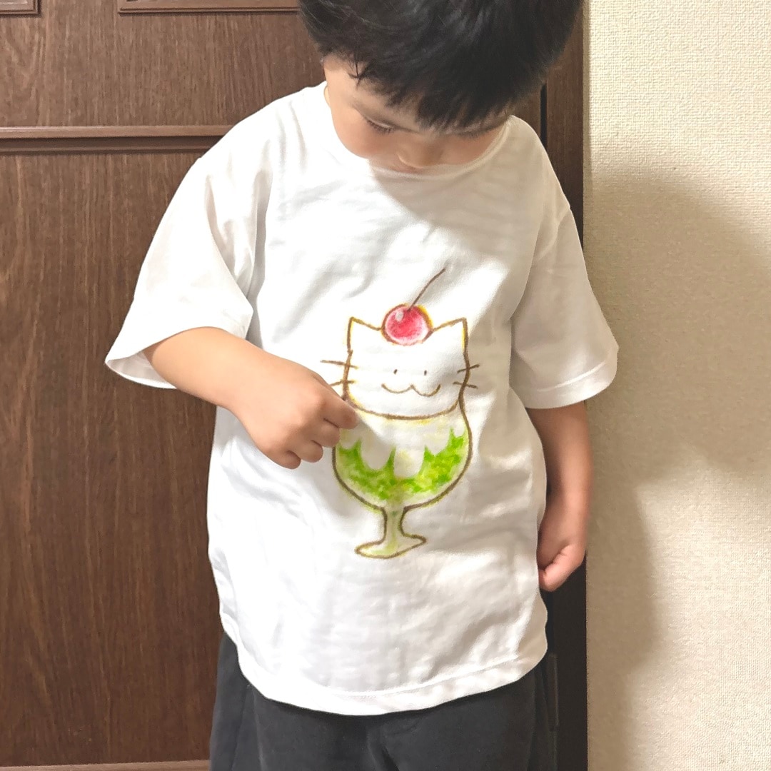 「布描きクレヨン」で作ったTシャツを着用しているイメージ画像