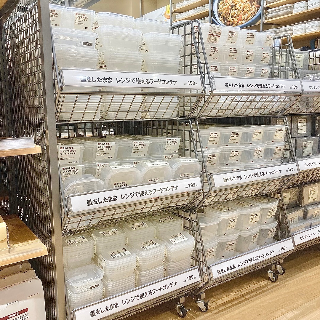 「蓋をしたままレンジで使えるフードコンテナ」商品売場画像