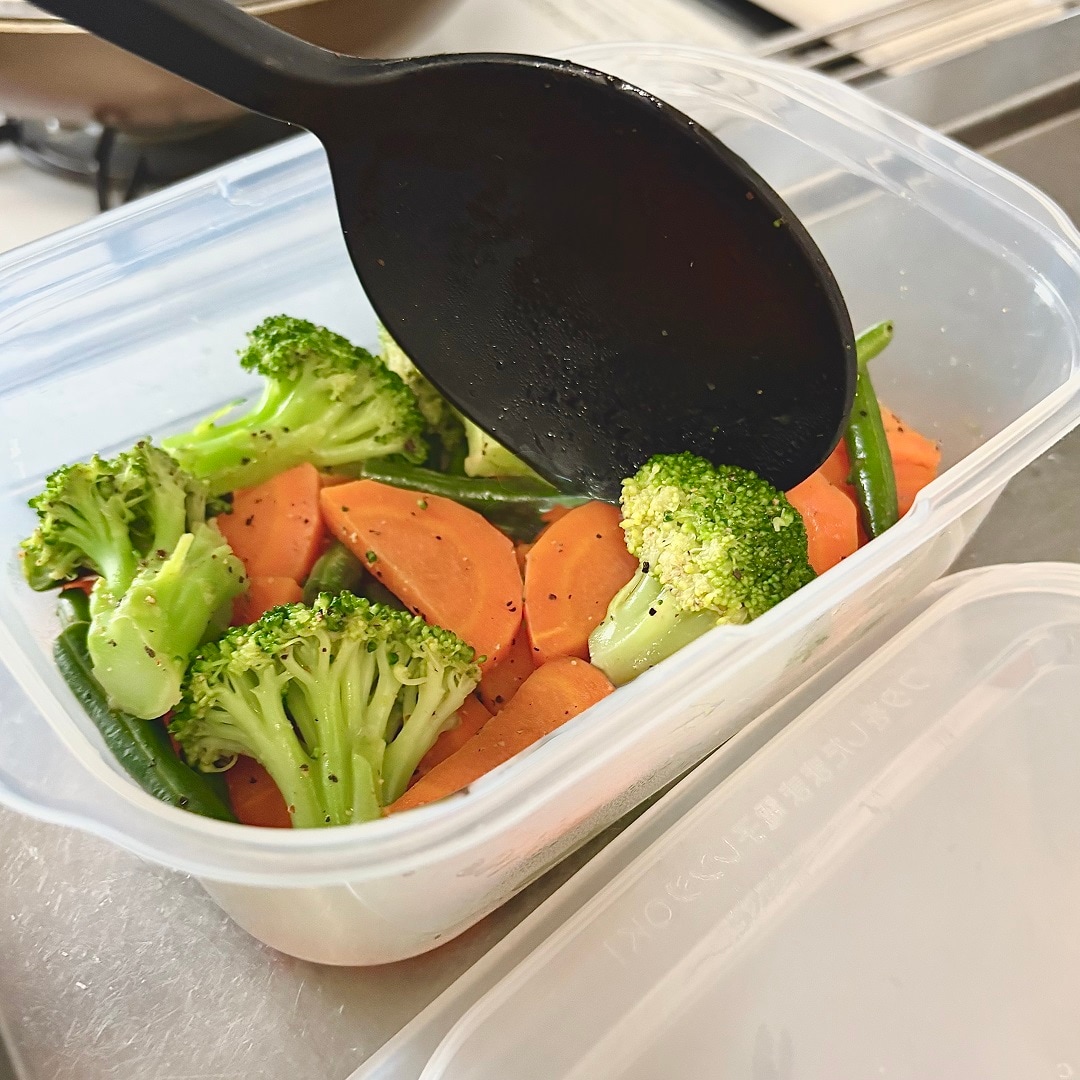 「蓋をしたままレンジで使えるフードコンテナ」850mlの使用イメージ画像