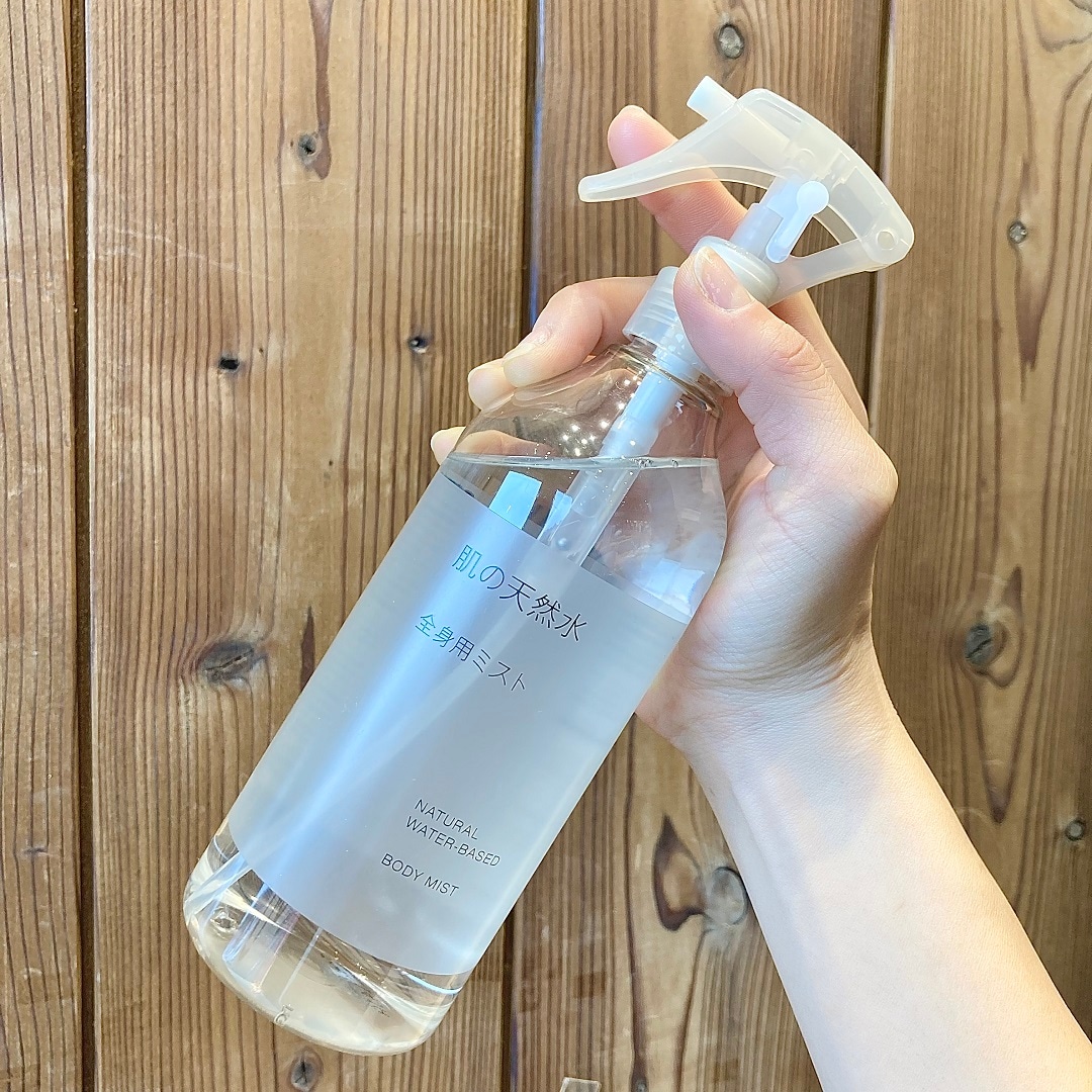「肌の天然水　全身用ミスト」のトリガーに指をかけているイメージ画像
